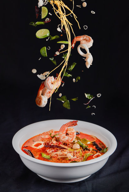 汤姆Yum Talay奶油是一道泰国菜，包括汤姆Yum，柠檬草，青柠，草菇和辣辣椒。图片下载