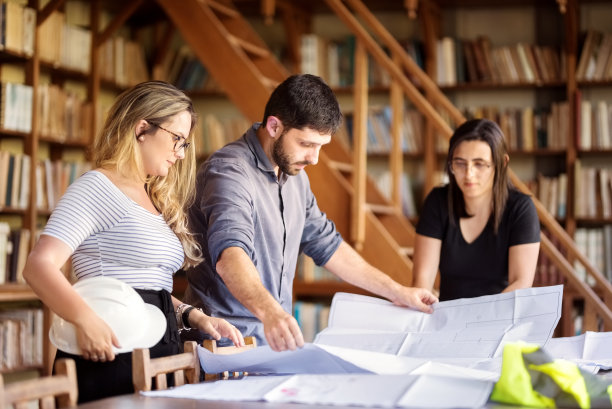 建筑师致力于旧图书馆的重建图片下载