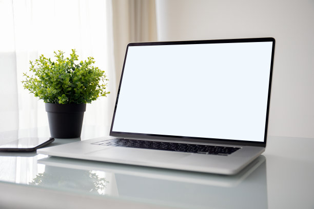 房间桌子上的电脑笔记本电脑和隔离屏幕图片下载