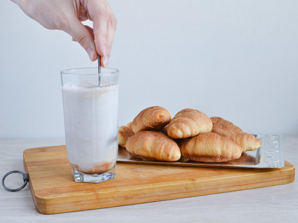 为早餐准备可可和新鲜的羊角面包。图片下载