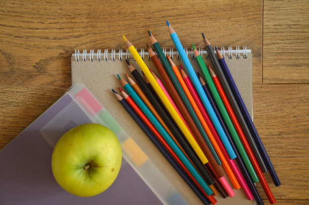 带着笔记本和铅笔回到学校图片下载