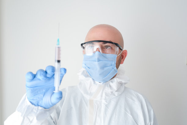 医生手里拿着注射器。年轻医生准备接种疫苗。图片下载