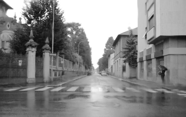 在雨中开车图片下载