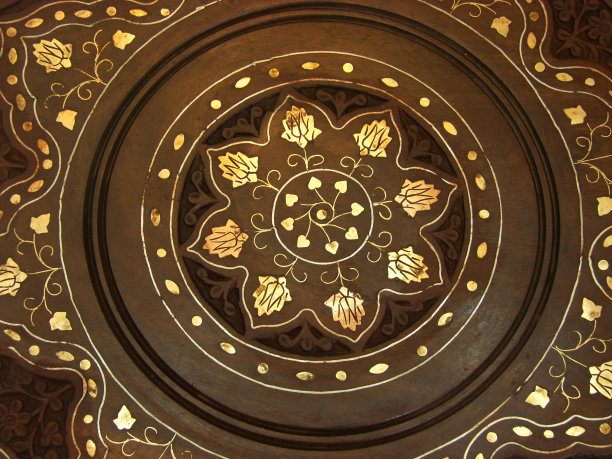 木桌上的设计艺术图片下载