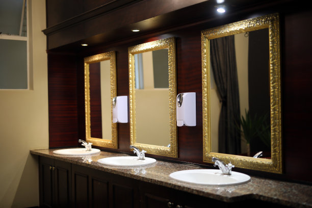 酒店浴室的室内图像。图片下载