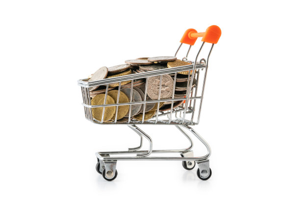 装满硬币的购物车，孤立在白色背景上图片下载