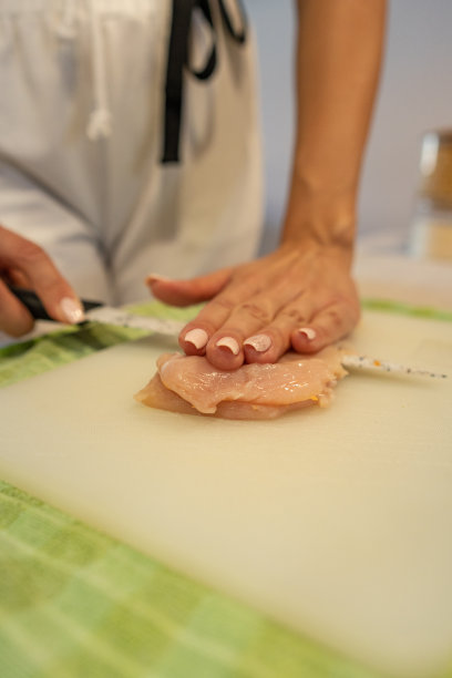 把鸡胸肉切成片图片下载