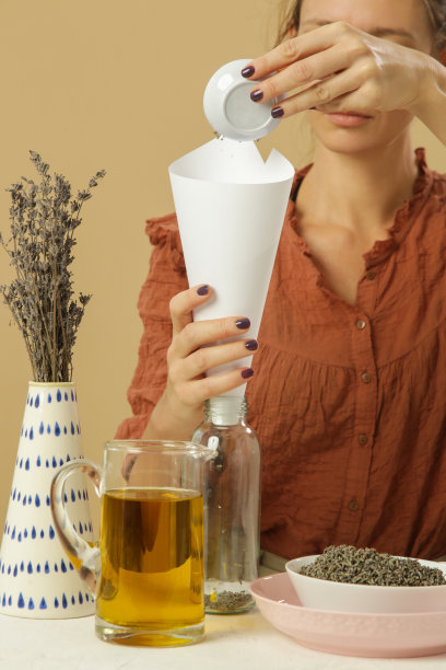 用薰衣草做草药油的女人。天然有机自制化妆品的浸渍工艺。联赛的照片。图片下载