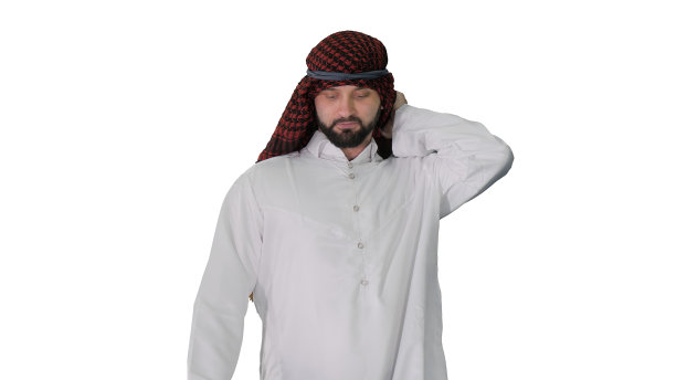 英俊的阿拉伯男子在白色背景上行走图片下载