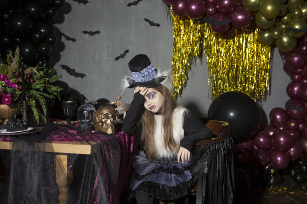 万圣节快乐。万圣节晚会上，可爱的小女孩穿着万圣节的服装装饰。图片下载