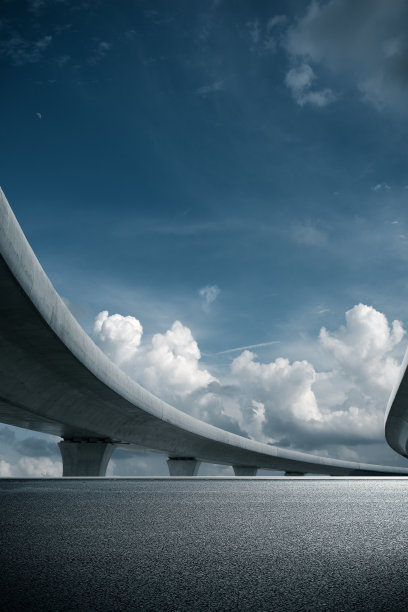 晴空万里，高速公路人行道下立交桥图片下载