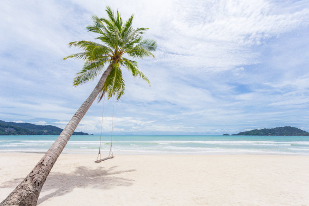 异国情调的热带天堂摇摆在水晶清澈的蓝绿色的海洋海水。图片下载