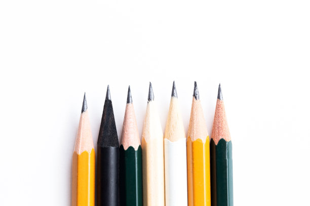 背景用白纸和铅笔。工作场所的艺术家和插画家。背景显示标志和字母。拷贝空间，文本空间。这位博客工具。办公工具。图片下载