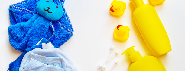 白色背景上的婴儿沐浴用品。有选择性的重点。图片下载