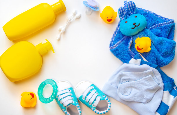 白色背景上的婴儿沐浴用品。有选择性的重点。图片下载