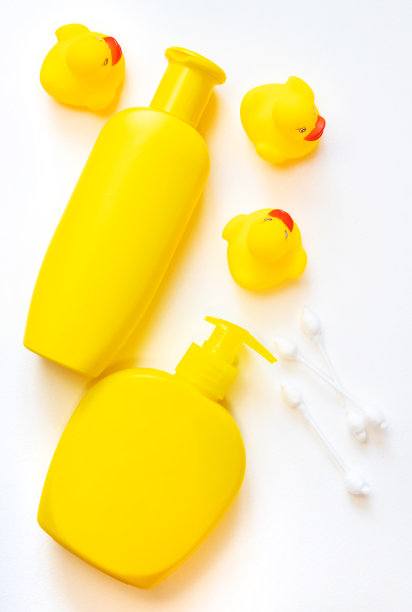 白色背景上的婴儿沐浴用品。有选择性的重点。图片下载