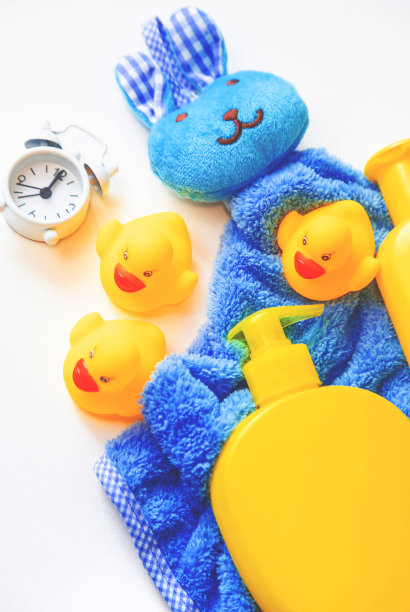 白色背景上的婴儿沐浴用品。有选择性的重点。图片下载