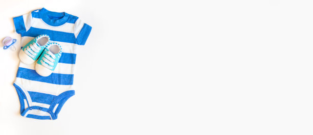 婴儿饰品和衣服在白色背景上孤立。有选择性的重点。图片下载