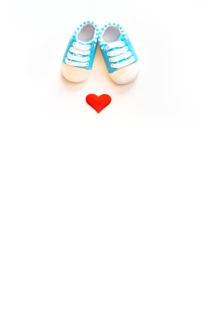 婴儿的衣服和心脏在白色的背景上孤立。有选择性的重点。图片下载