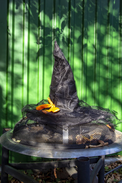 黑巫婆帽子。万圣节的装饰品图片下载