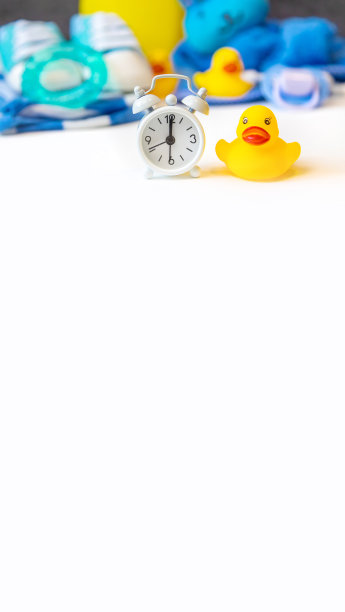 白色背景上的婴儿沐浴用品。有选择性的重点。图片下载