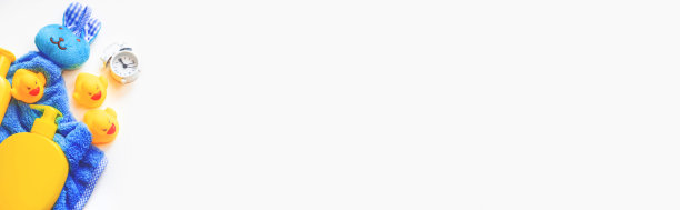 白色背景上的婴儿沐浴用品。有选择性的重点。图片下载