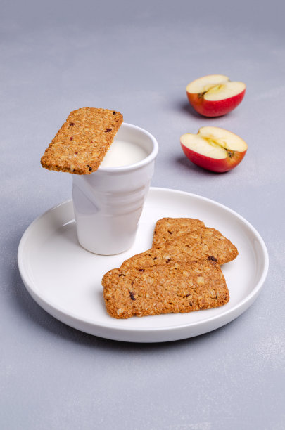 燕麦棒和干浆果。图片下载