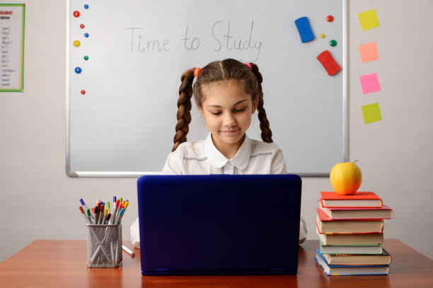 中学女学生在课堂上用笔记本电脑做练习图片下载