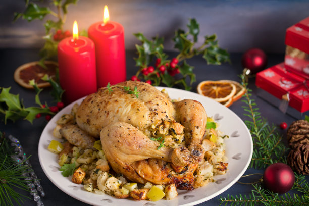 烤鸡馅的苹果面包和芹菜。圣诞节感恩节晚餐图片下载