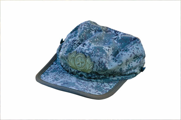 伪装军帽孤立在一个白色背景的特写。图片下载