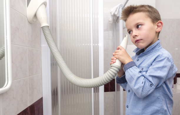 这孩子淋浴后用吹风机吹干头发图片下载