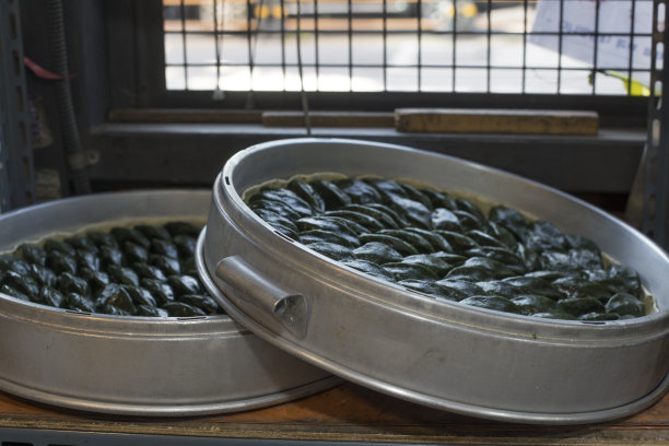 艾叶年糕用艾叶制成的半月形年糕图片下载