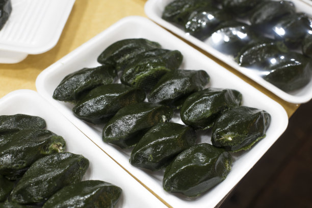 艾叶年糕用艾叶制成的半月形年糕图片下载