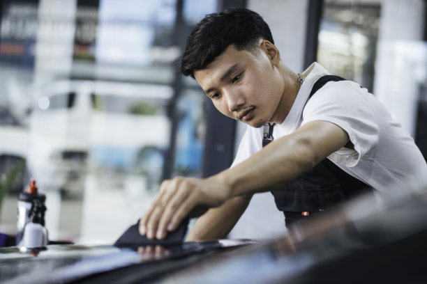 亚洲详细膜漆保护人员专业清洗和包装汽车在车库展厅，保护涂层安装和抛光汽车为车辆护理服务的经营理念图片下载