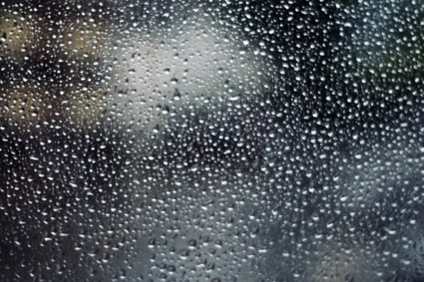 玻璃窗上有水图片下载