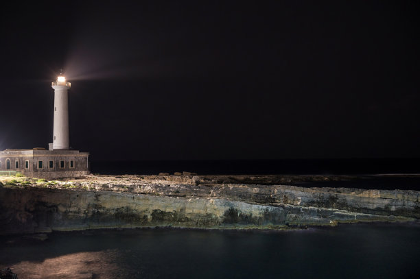 西西里岛奥古斯塔附近夜间发光的圣十字灯塔图片下载