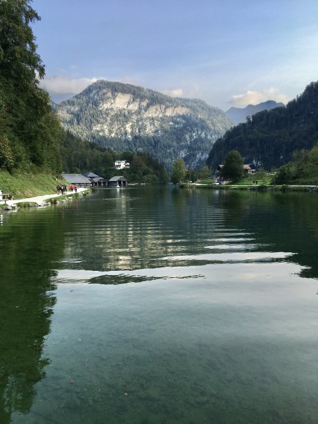 Malerwinkel是Berchtesgadener土地Königssee湖北岸的一个观点。从那里提供的景色是风景表现的一个经常复制的主题。图片下载