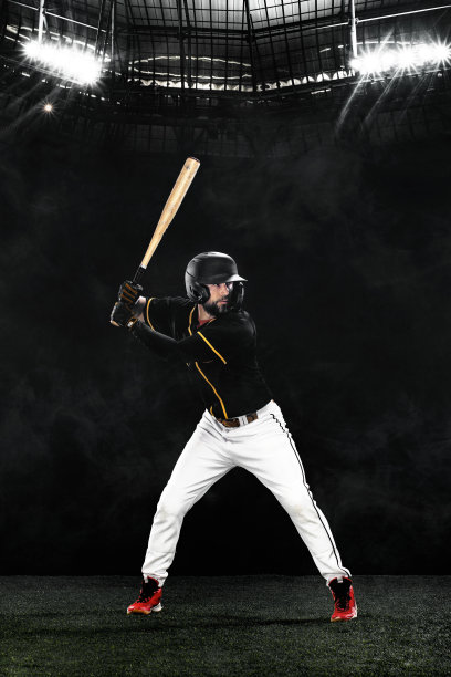 在大舞台上用球棒的职业棒球运动员。棒球手在体育场。图片下载