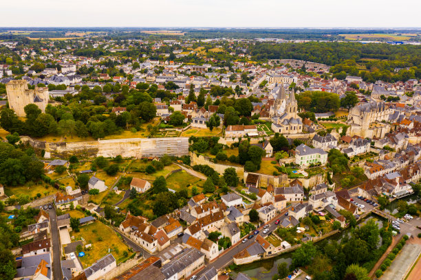 法国洛奇斯镇中世纪皇家城堡的无人机照片图片下载