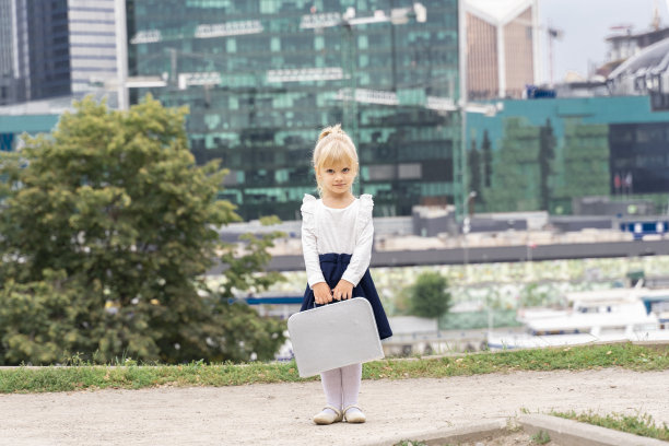 漂亮的小女孩，4岁，穿着白色衬衫图片下载