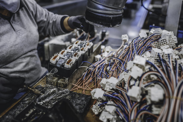 在工厂中使用制造设备的女产业工人图片下载