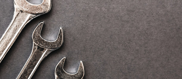 扭力扳手。三个扳手。灰色背景。一套不同尺寸的扳手在灰色背景。顶部视图与复制空间。图片下载