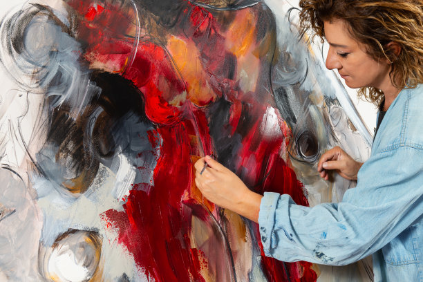 美术画家在帆布上作画图片下载