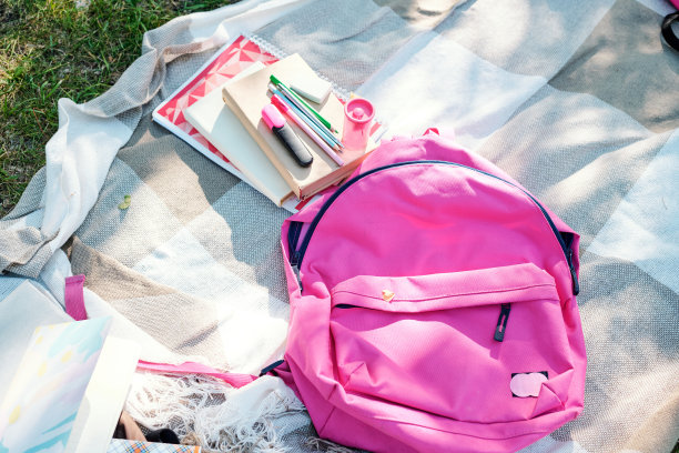 女孩书包和练习册图片下载