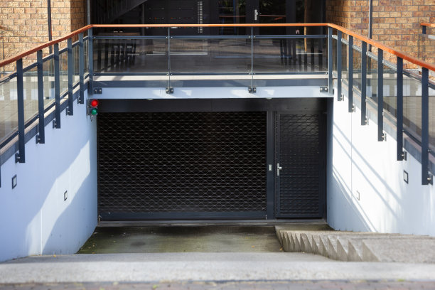 现代化公寓大楼的车库门图片下载