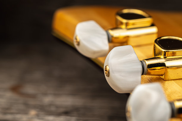 木制的旧木吉他头。宏观照片。图片下载