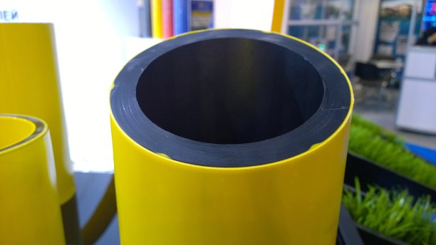 聚乙烯管样品。在气体论坛和工业展览会上展示高质量的产品。管道系统。黄色塑料管。技术创新的概念。行业。图片下载