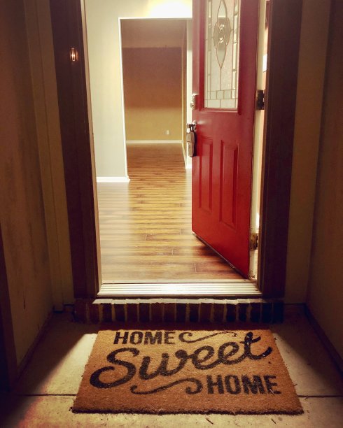 红开前门，一户人家带着温馨的家欢迎席子图片下载