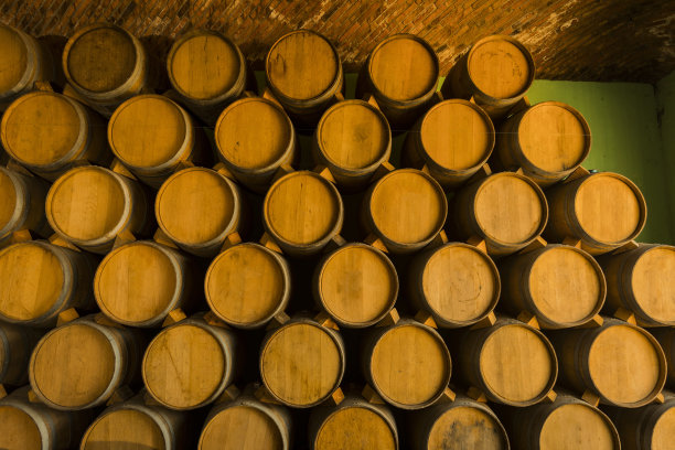 酒窖里堆放着酒桶。图片下载