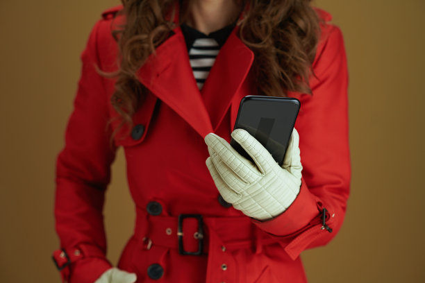 时尚女性用智能手机发短信图片下载